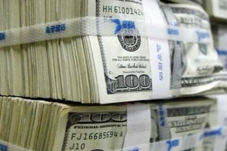 عرضه ۵۰۰ میلیون دلار اسکناس در شبکه بانکی| متقاضیان به بانک‌ها مراجعه کنند
