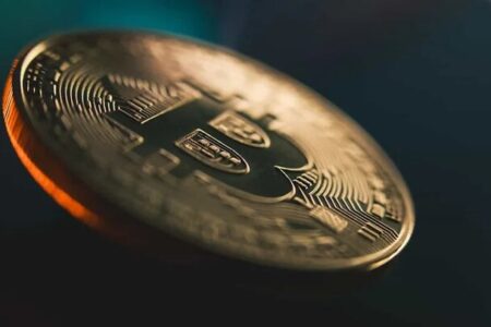 آخرین وضعیت بازار رمزارزها در جهان| بیت‌کوین در رقابت با طلا و سهام آمریکا پیشتاز می‌شود؟